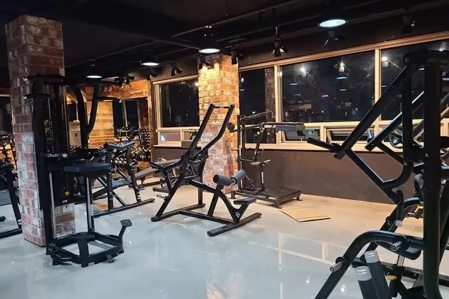 Gimnasio en Barcelona con racks y peso libre: old school y fuerza frente a salas solo estéticas