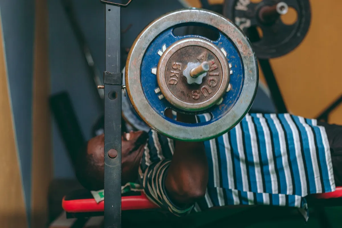 Banco de pesas: cuál elegir para casa (plano o regulable)